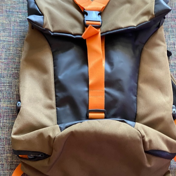 Crumpler Karachi Outpost Backpack - Picture 3 of 5